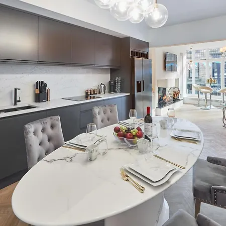 Host & - Oxford House *