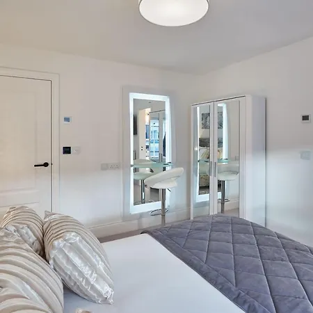 Host & - Oxford House * Harrogate